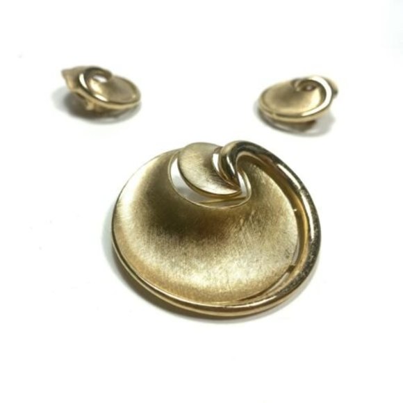 Vintage Crown Trifari Brooch And Earrings Gold Brushed Swirls  Matching Set - Picture 2 of 8